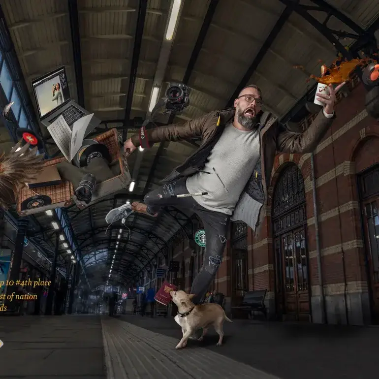 Een man gaat op reis, hij loopt met zijn koffer over het treinstation en struikelt. Zijn koffer vliegt open met chaos tot gevolg