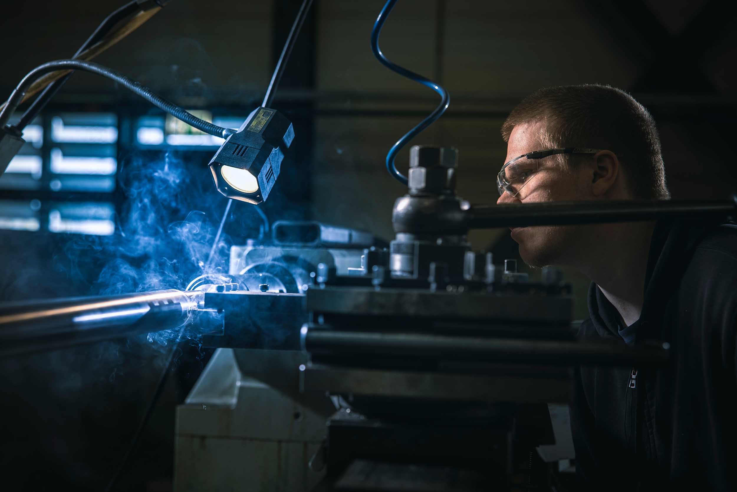 frees specialist bekijkt kritisch zijn werkstuk in wording