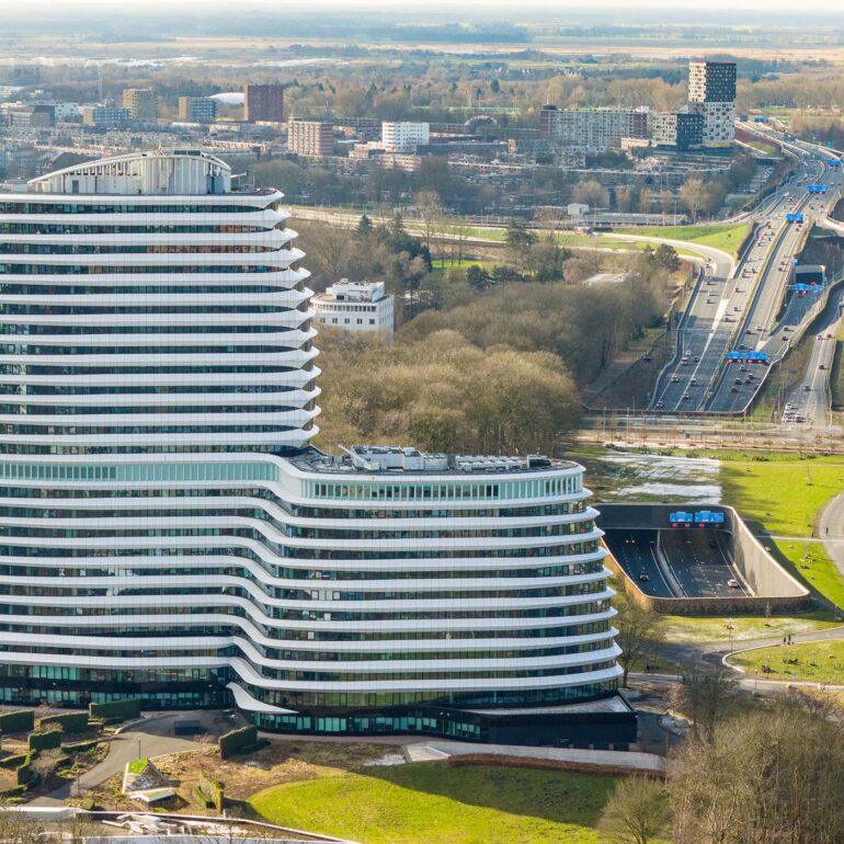 luchtfoto-kantoor-duo-groningen-in-de-achtergrond-kantoor-gasunie-rondweg
