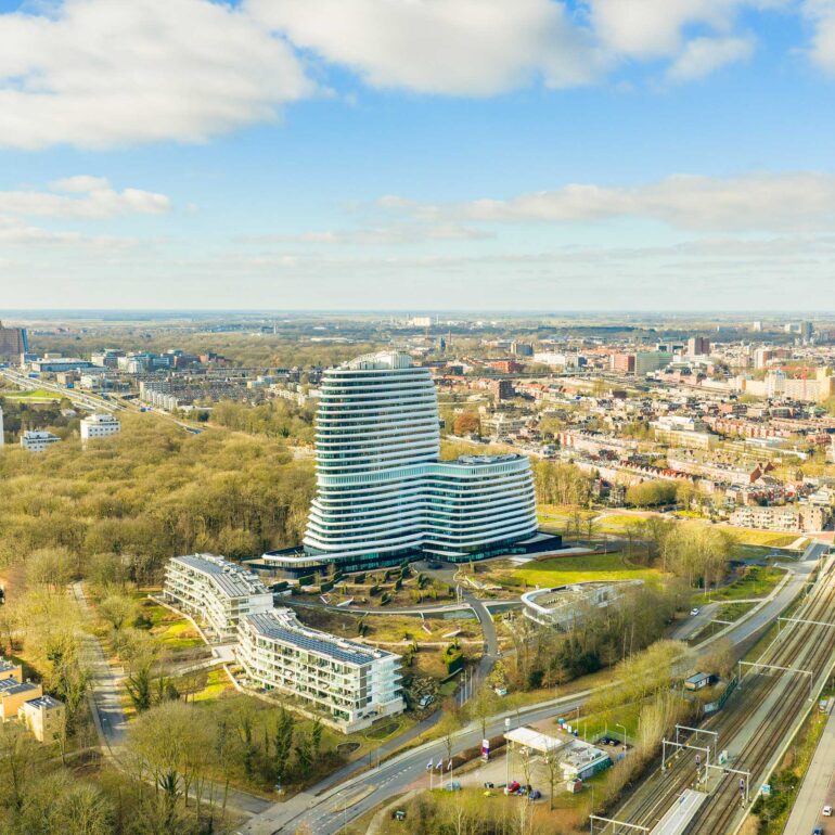 luchtfoto-kantoor-duo-groningen-in-de-achtergrond-kantoor-gasunie-martinitoren