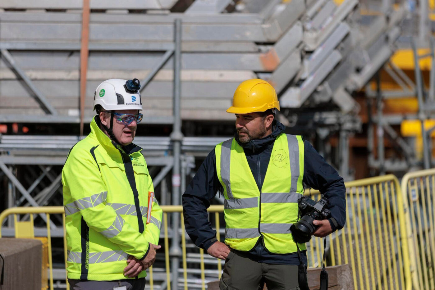 bedrijfsfotograaf-in-gesprek-met-klant