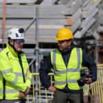 bedrijfsfotograaf-in-gesprek-met-klant