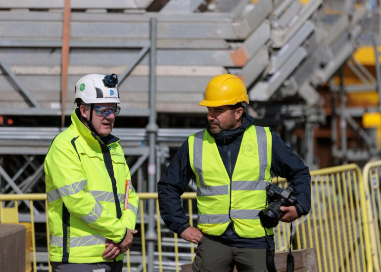 bedrijfsfotograaf-in-gesprek-met-klant