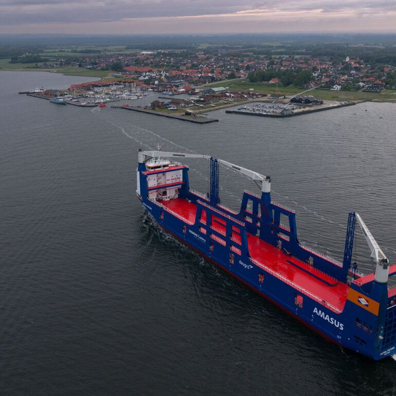 Dronefoto-vrachtschip-sector-windenergie-kust