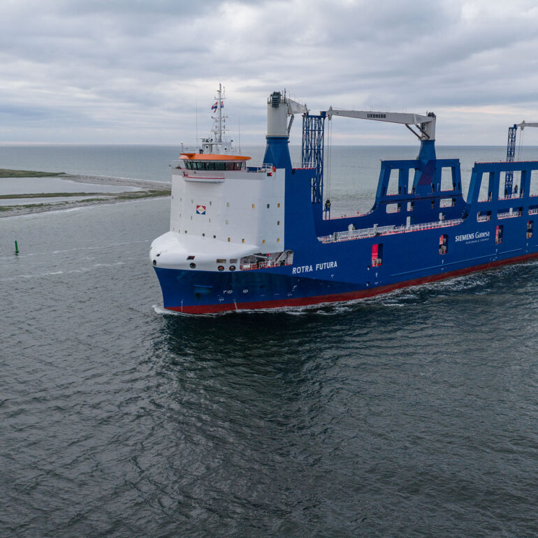 Schip-maritiem-voor-kust