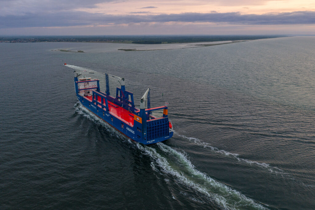 Schip-maritiem-voor-kust