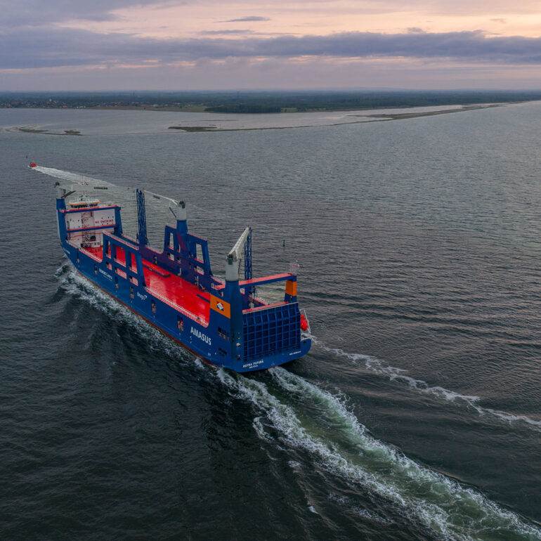 Schip-maritiem-voor-kust