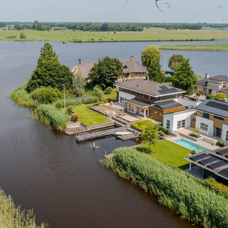 villa-met-zwembad-zicht-op-waterrijke-omgeving
