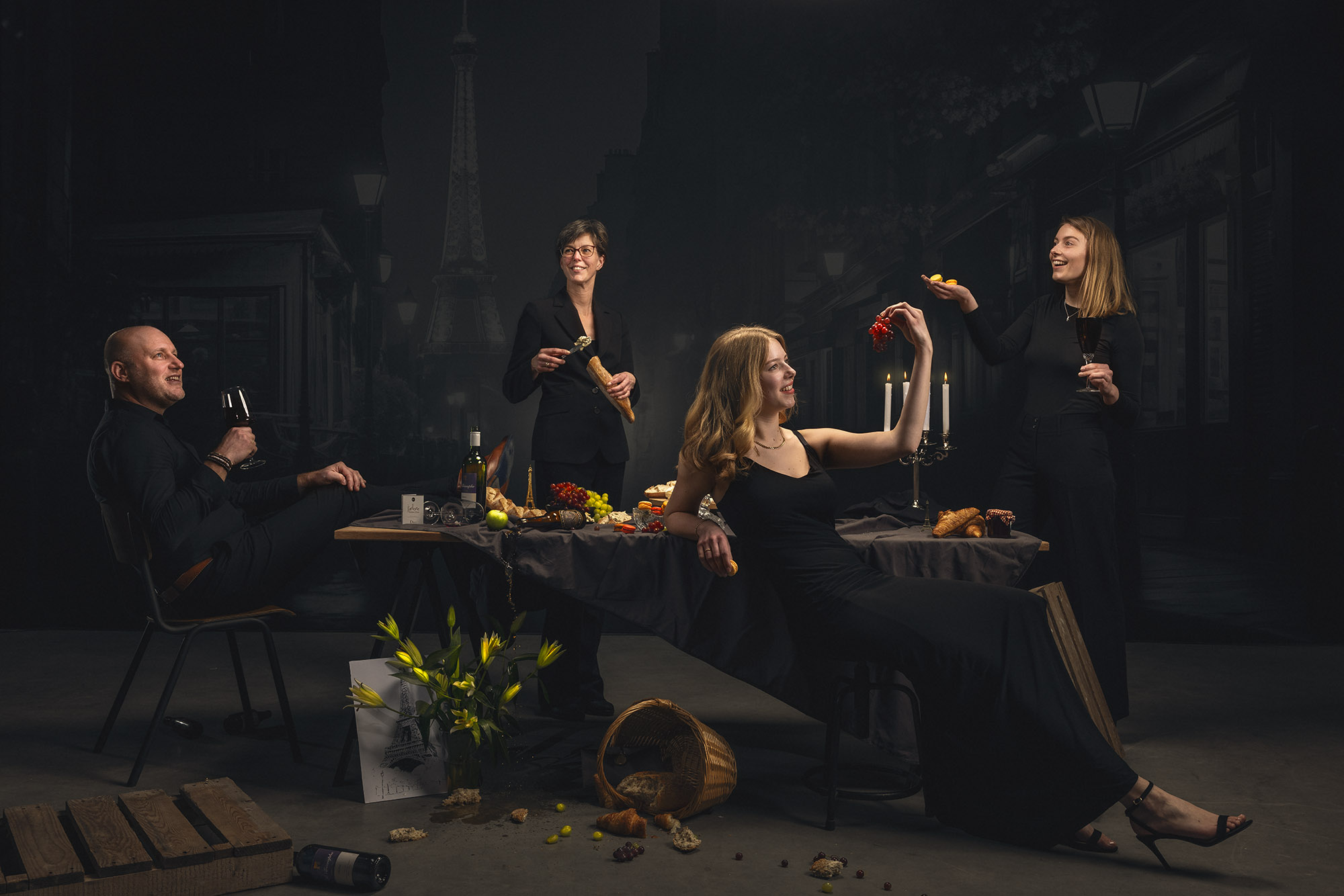 Fine art gezinsportret met thema: Parijs. Gefotografeerd door Daniel Wenzel Fotografie