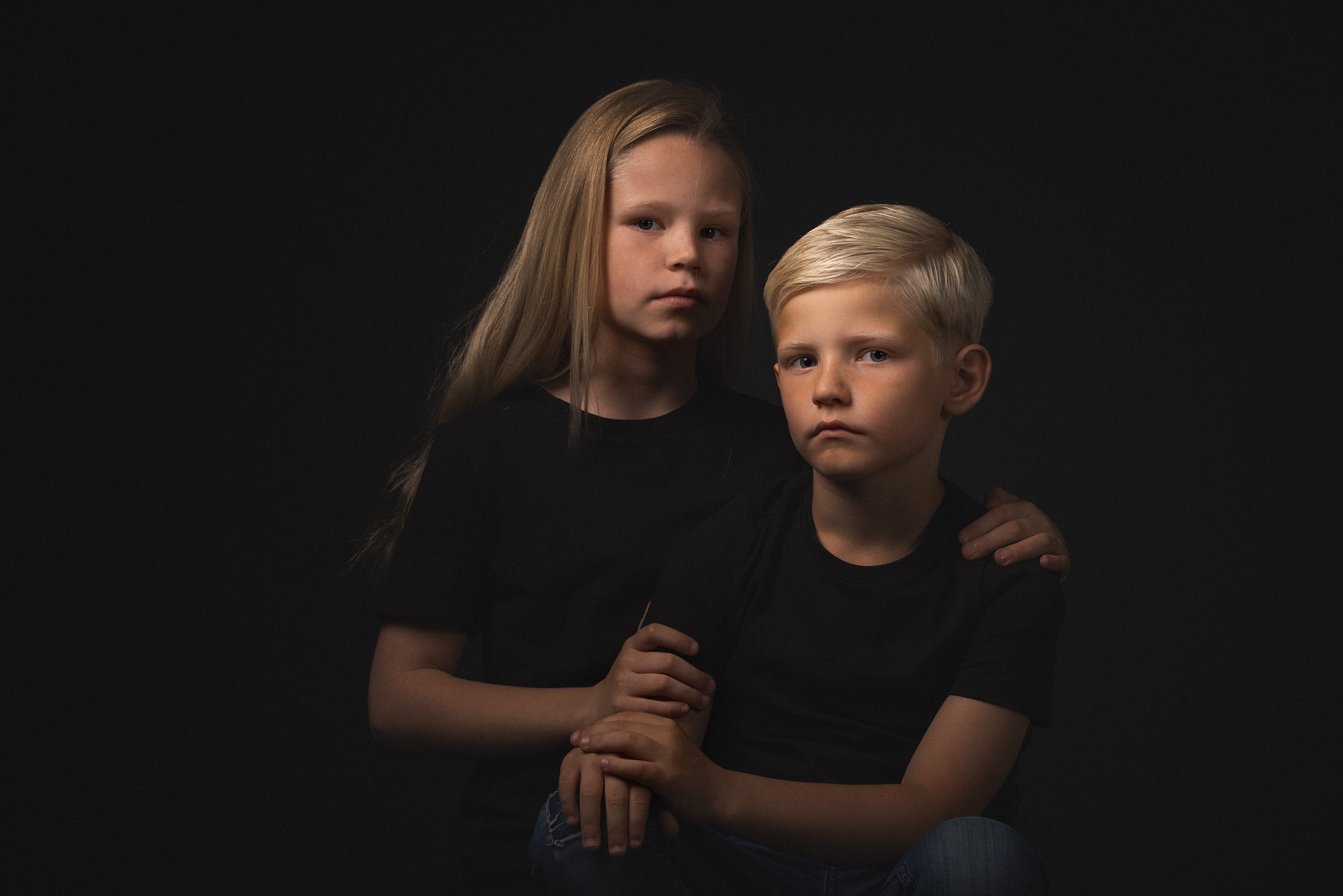 Portret van broer en zus in studio gefotografeerd door Daniel Wenzel Fotografie
