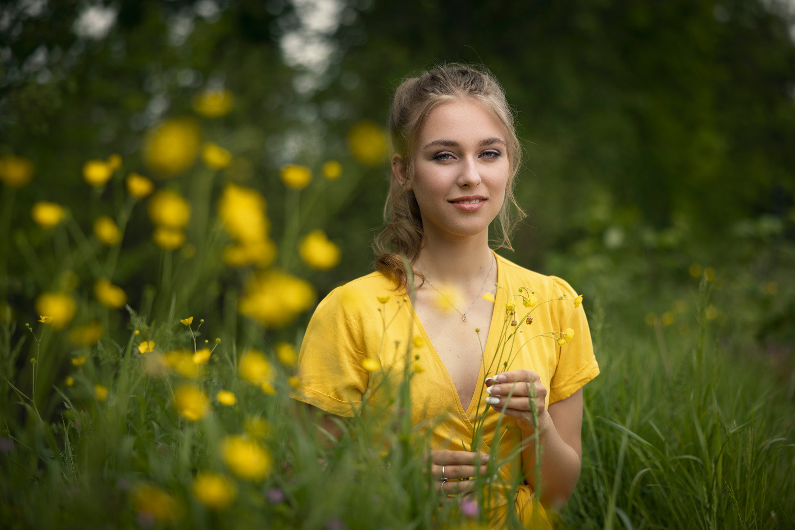 Portret in het hoge gras van jongedame uit Leeuwarden gefotografeerd door Daniel Wenzel Fotografie