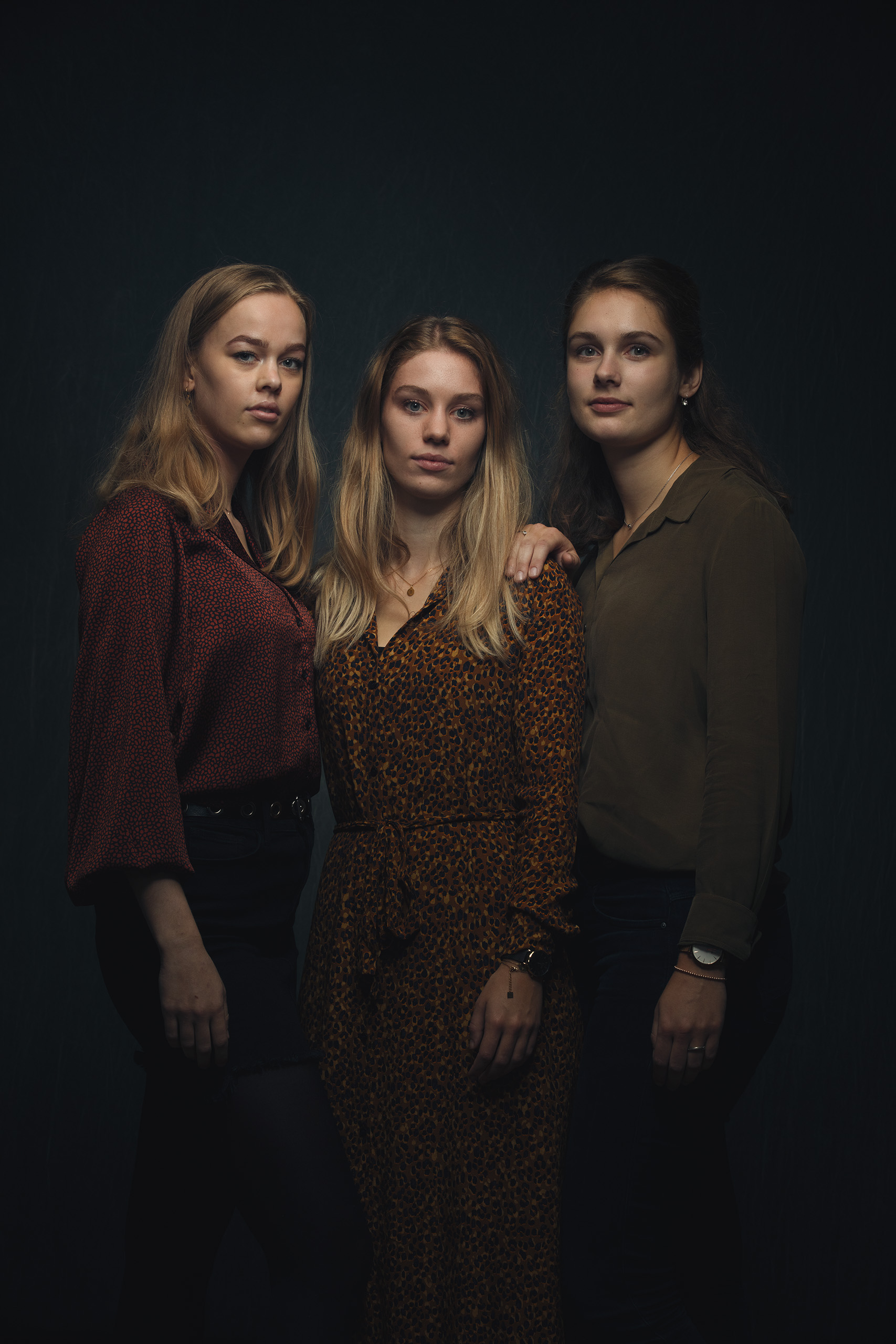 Portret van drie zussen uit Surhuisterveen, Friesland gefotografeerd door Daniel Wenzel Fotografie
