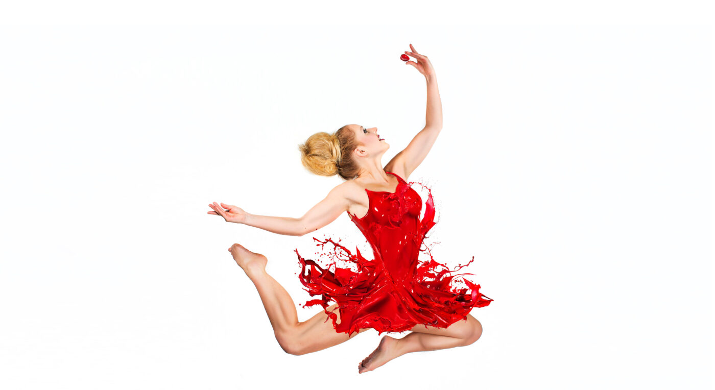 danseres springt in rode jurk van verf fotografie en fotobewerking door Daniel Wenzel