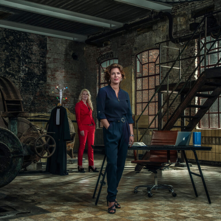 Twee juristen staan in oude fabriek