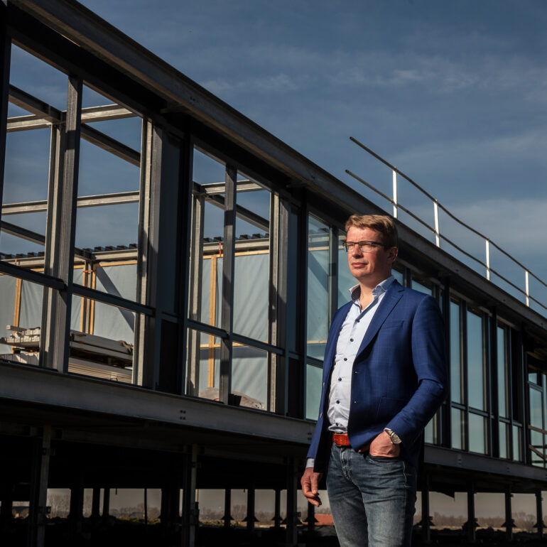 Directeur van bedrijf in aanbouw op de achtergrond
