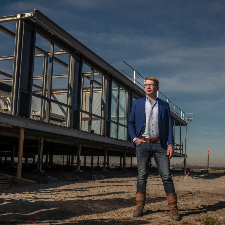 Directeur van bedrijf in aanbouw op de achtergrond