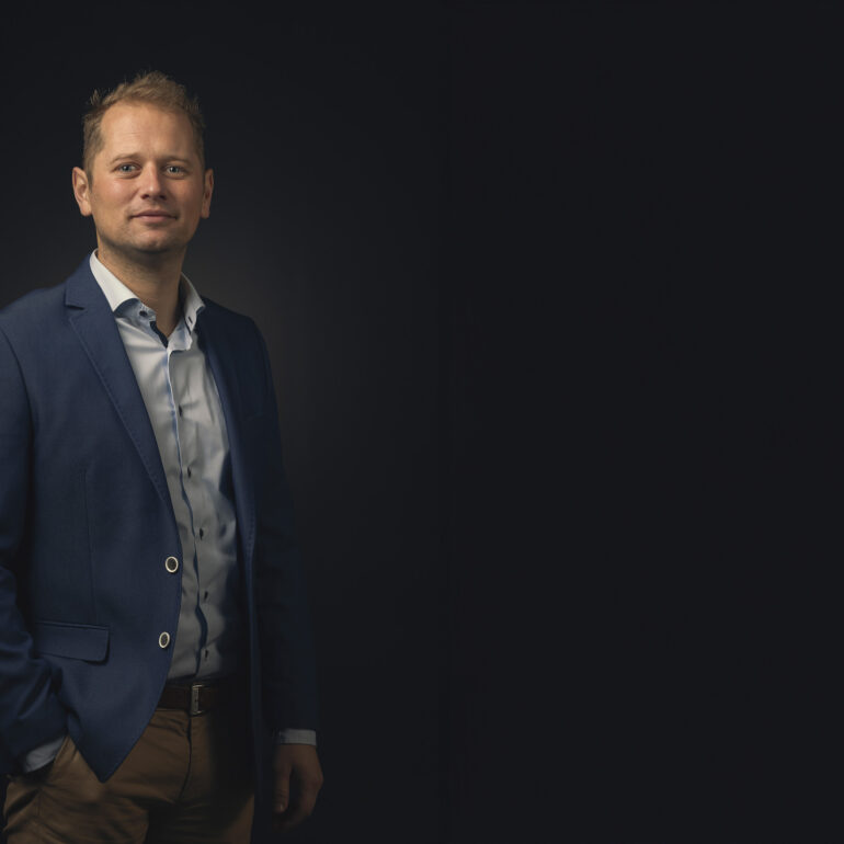 Makelaar voor donkere achtergrond