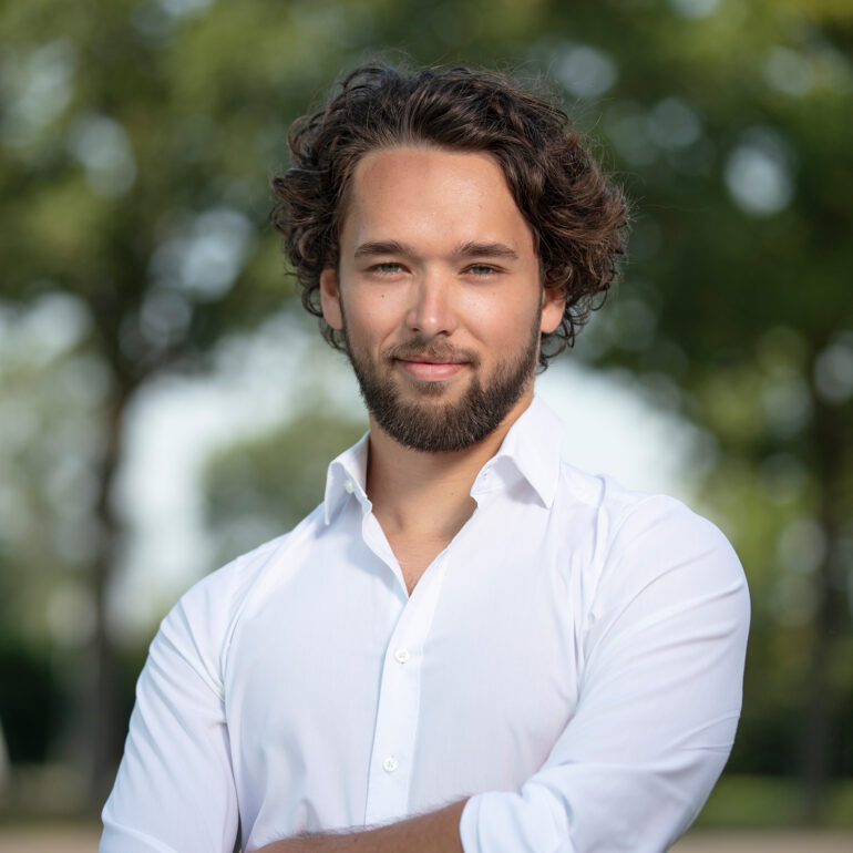 Medewerker opticien poseert voor groene partij