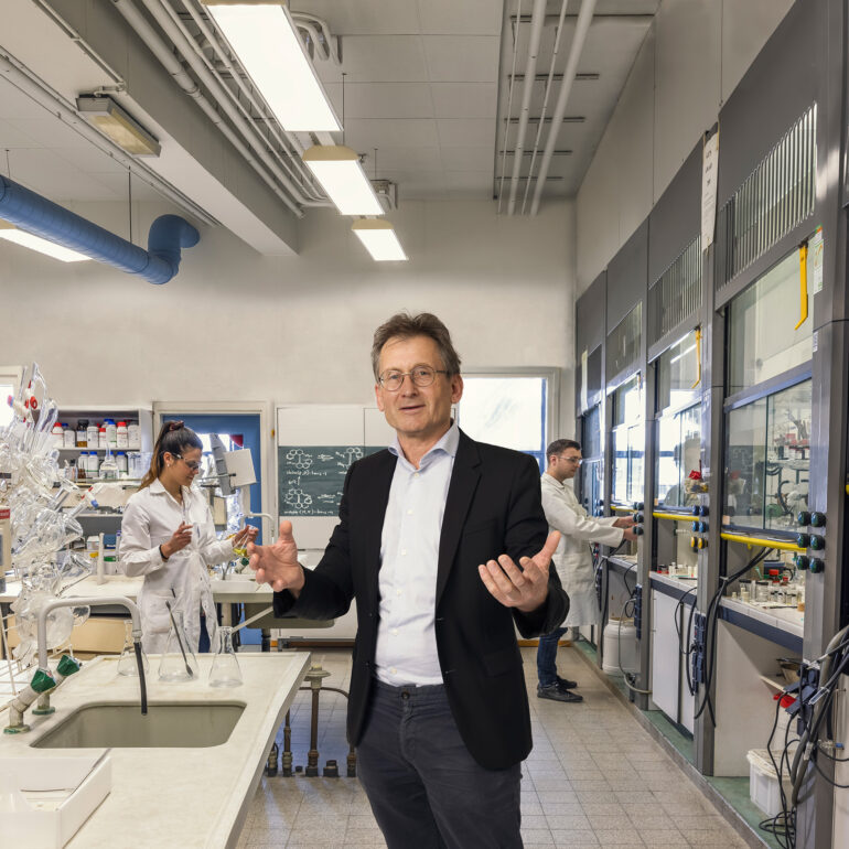 Nobelprijswinnaar, hoogleraar in de chemische wetenschap, Ben Feringa staat in laboratorium